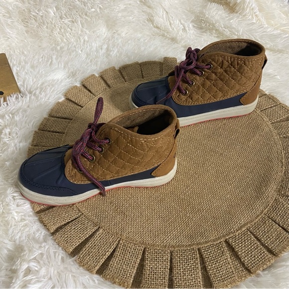 OshKosh B’gosh Boys Tarin Ankle Boots with durable traction and Duck Toe Size 1 - Picture 5 of 11